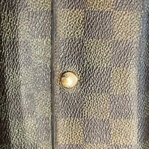 Louis Vuitton, low star Dame wallet, separation on sides and rubbing final sale